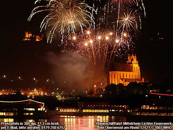Rheinschifffahrt Mittelrhein-Lichter Feuerwerk bei Oberwesel am Rhein.